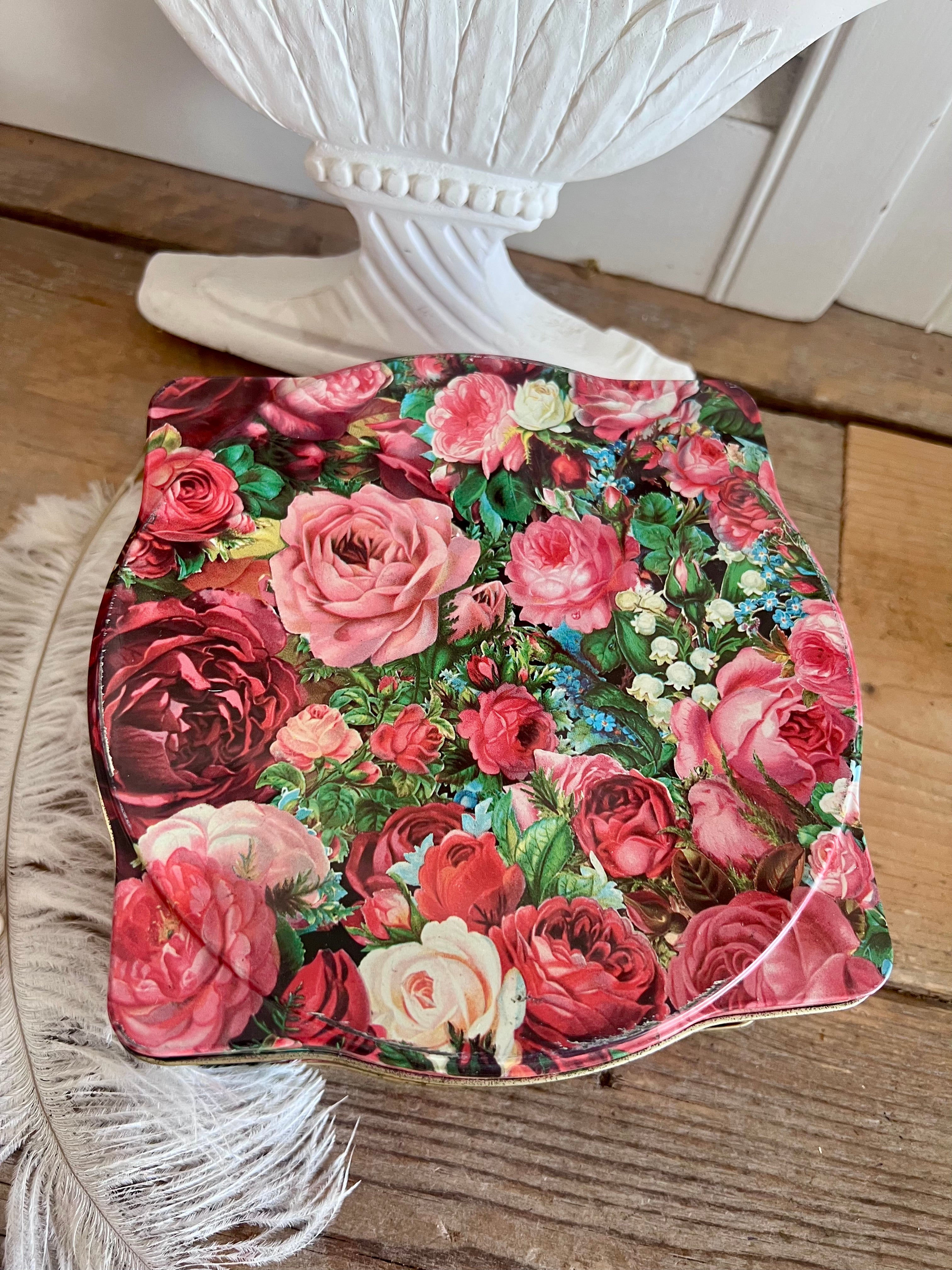 vintage blik rozen, vintage blik Engeland, jaren 90 blik, retro blik met bloemen, Engels vintage blik, decoratief blik rozen, verzamelobject blik, nostalgisch blik met rozen.