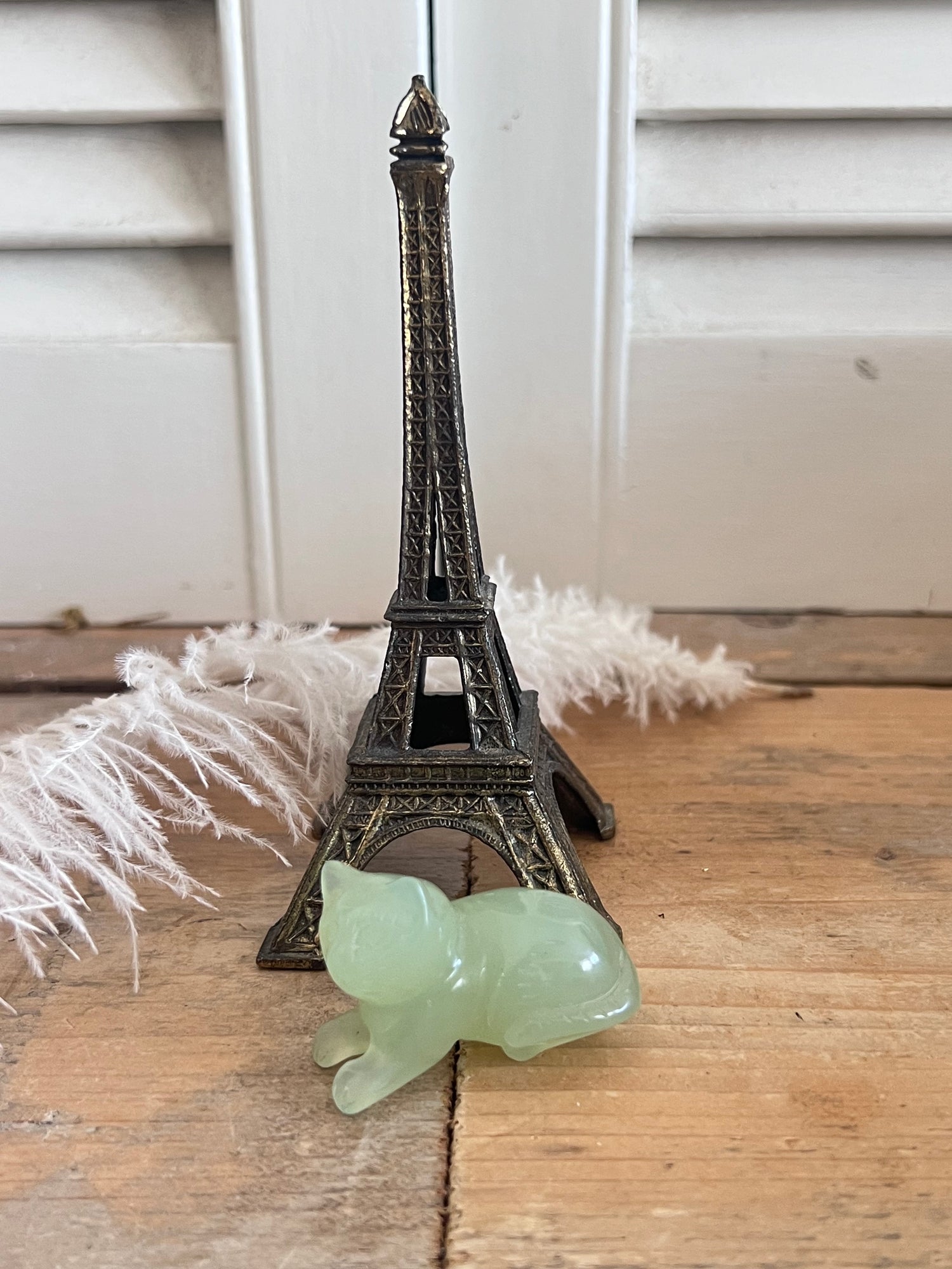 kat beeldje jade, jade kattenbeeldje, jade beeldje kat kopen, decoratief jade beeldje, handgemaakte jade sculptuur, kattenbeeldje cadeau, jade kunstwerk, kat beeldje natuursteen, spiritueel jade beeldje.