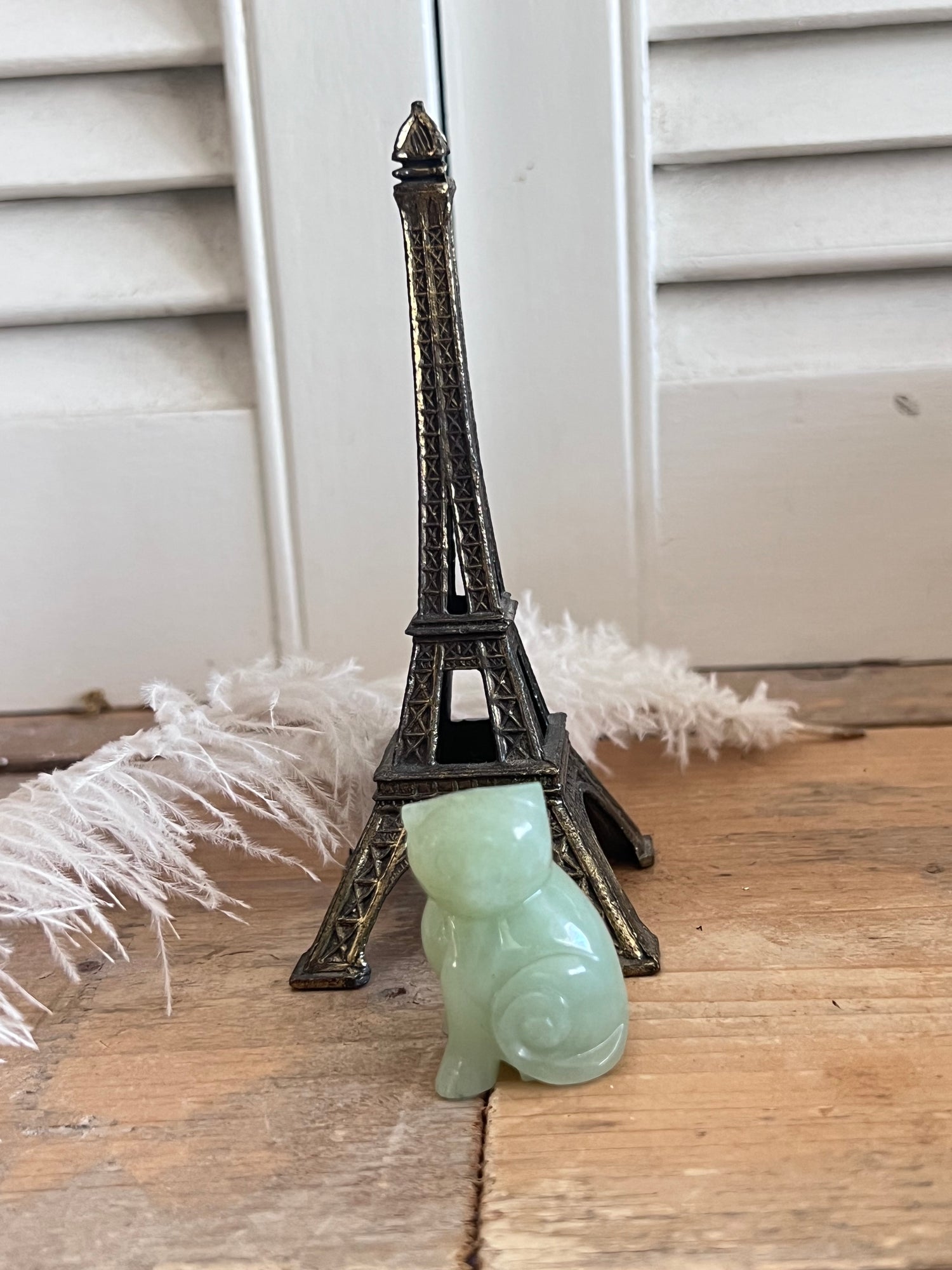kat beeldje jade, jade kattenbeeldje, jade beeldje kat kopen, decoratief jade beeldje, handgemaakte jade sculptuur, kattenbeeldje cadeau, jade kunstwerk, kat beeldje natuursteen, spiritueel jade beeldje.