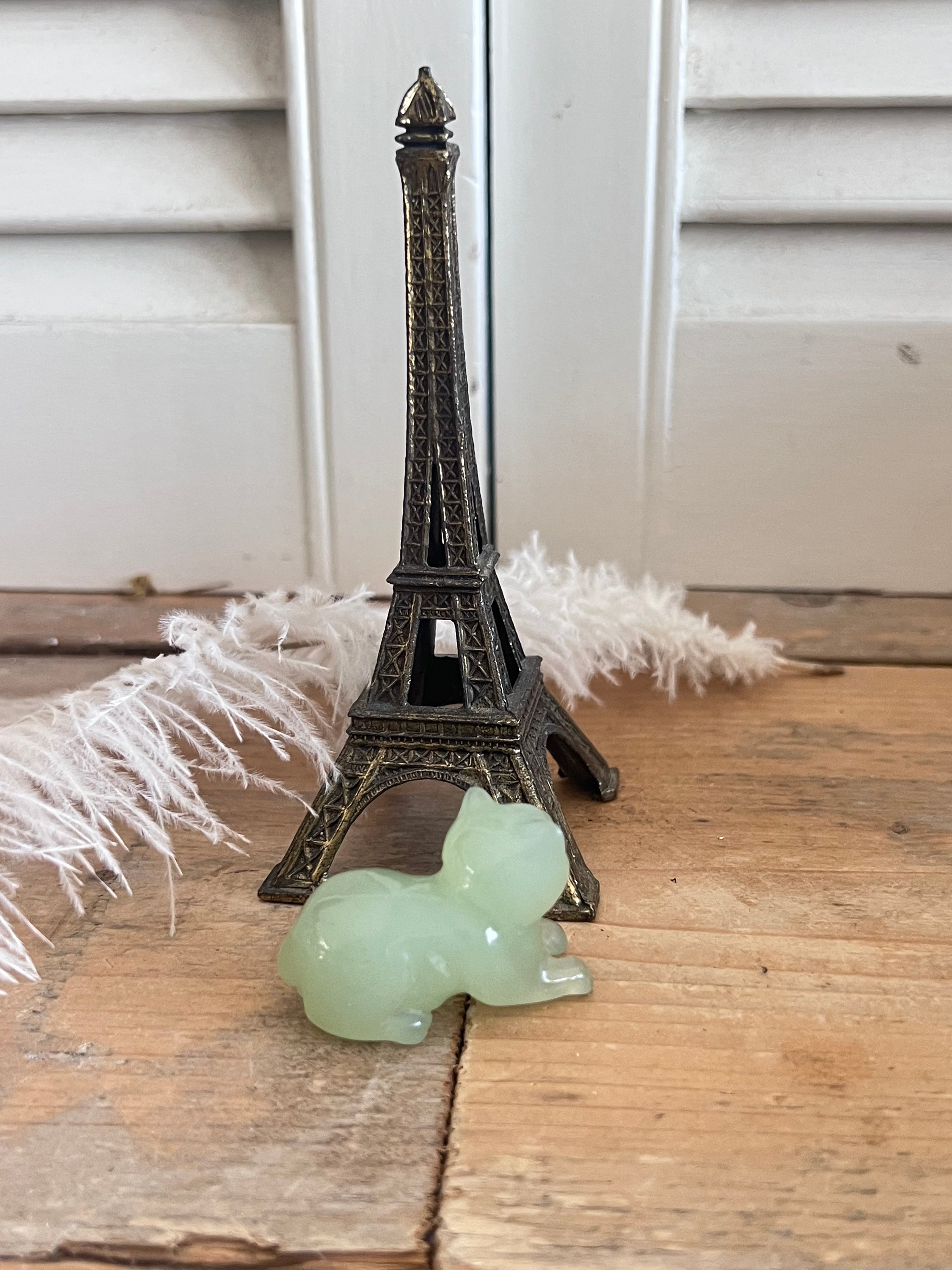 kat beeldje jade, jade kattenbeeldje, jade beeldje kat kopen, decoratief jade beeldje, handgemaakte jade sculptuur, kattenbeeldje cadeau, jade kunstwerk, kat beeldje natuursteen, spiritueel jade beeldje.