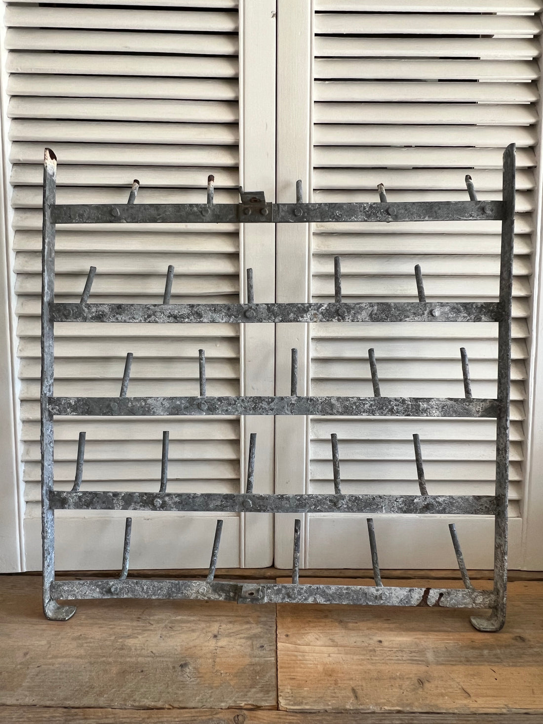 Frans brocante flessenrek voor aan de muur