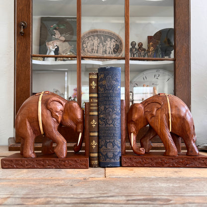 Boekensteunen met olifanten